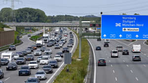 Stau an einem Sommertag auf der A99