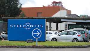 Ein Schild mit dem Stellantis Logo