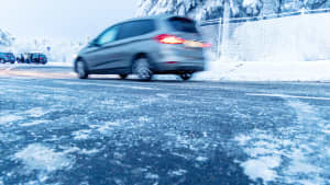 Ein Auto fährt über eine vereiste straße