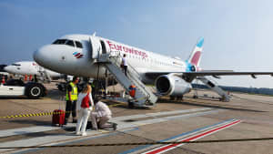 Passagiere beim besteigen eine Eurowings Maschine Richtung Palma de Mallorca