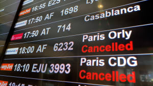 Eine Abflugtafel weist auf annullierte Flüge während eines landesweiten Streiktages hin, der von französischen Gewerkschaften gegen die geplante Reform des Rentensystems der Regierung am Flughafen Nizza Côte d'Azur in Nizza