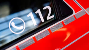 Notrufnummer 112 auf einem Feuerwehrauto