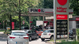 Autos warten in einer Schlange an einer Tankstelle