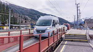 EIn Wohnmobild auf der Autoschleuse Tauernbahn