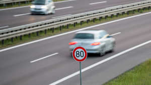 Ein Strassenschild mit der Geschwindigkeitsbegrenzung von 80 km/h am 21. Mai 2022 auf einer Strasse in Brandenburg.