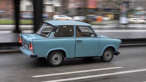 Ein blauer Trabant 601 fährt im Szenebezirk Kreuzberg auf einer Strasse