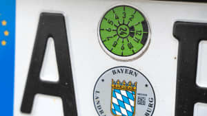 Ein Augsburger Nummernschild mit einer TÜV Plakette