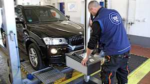 Ein Mechaniker überprüft ein Auto während der Hauptuntersuchung