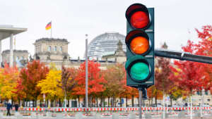 Ein Ampel vor dem Reichstagsgebaeude im Herbst