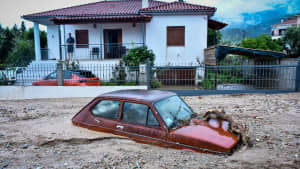 Schwere Unwetter in Volos, Griechenland vergraben ein Auto im Schlamm