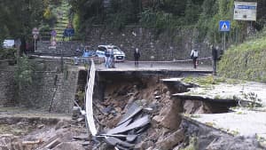 Teile von einer Straße sind durch ein Unwetter weggerissen worden.