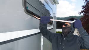 Einbrecher bricht in ein Wohnmobil ein
