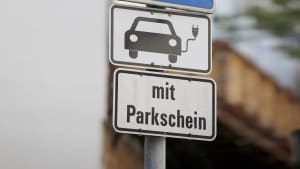 Parkschild für einen Parkplatz für Elektroautos mit Parkschein