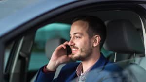Ein Mann telefoniert im Auto