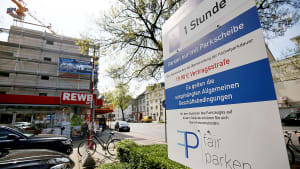 Schild auf Supermarktparkplatz