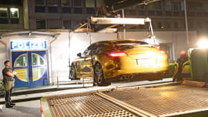 Die Polizei beschlagnahmt einen Porsche