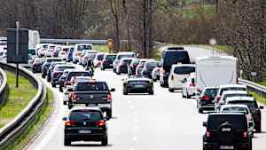 Ein Auto fährt auf einer Autobahn durch die Rettungsgasse