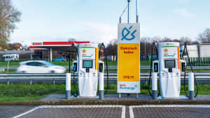Schnelladesläulen an einer Tankstelle in Deutschland