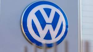 Ein VW Loga am Werkseingangstor