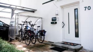 Fahrräder vor Privathaus im Plexiglas-Unterstand