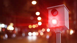 Ein fest installierter Rotlichtblitzer