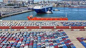 Autos für den Export am Hafen von Yantai in der Shandong Provinz in China
