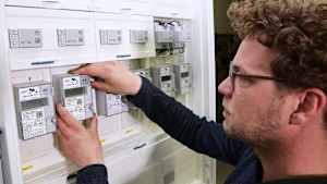 Ein Mann installiert ein Smart Meter zu Hause
