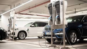 Elektroautos werden in einer Tiefgarage an einer Ladestation geladen