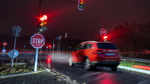 Ein SUV fährt über eine rote Ampel