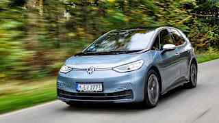 Der VW ID 3 fahrend von vorne zu sehen