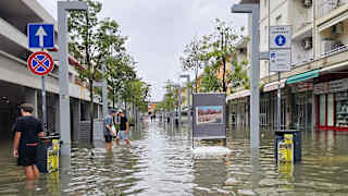 In Bibione, einer Küstenregion in Venetien (Italien), fielen innerhalb weniger Stunden beachtliche 245 Millimeter Regen, was zu massiven Überflutungen führte.