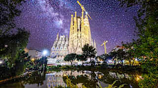 Barcelona bei Nacht mit Blick auf die Sagrada Familia