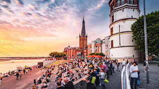 Der Burgplatz in Düsseldorf mit vielen Besuchern die die Abendsonne geniessen