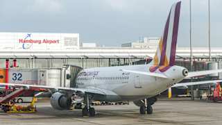 Ein Flugzeug steht am Flughafen in Hamburg