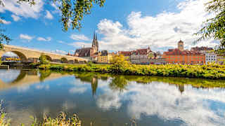 Blick auf die Stadt Regensburg und die Steinerne Brücke