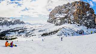 Skifahrer im Skigebiet Sella Ronda in Südtirol