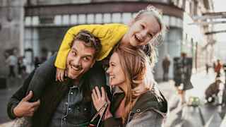 Familie beim Shoppen in der Innenstadt