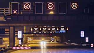 Eine Aufnahme bei Nacht des gesperrten Elbtunnels auf der A7