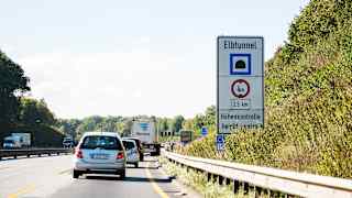 Eine Höhenkontrolle vor dem Elbtunnel