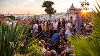 Die Rooftop Bar auf der obersten Etage eines Parkhauses gelegen bietet zu laessiger Musik Ausblick auf den Tejo und den Glockenturm der Santa Catarina Kirche
