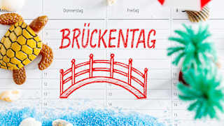 Ein Kalender zeigt die Aufschrift "Brückentage"