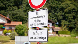 An einer Straße steht ein Schild mit der Aufschrift «für Ausweichverkehr bei Stau der Autobahn - Fr, Sa, So und an Feiertagen». Wer bei Stau auf der Autobahn auf Landstraßen ausweicht, muss im Landkreis Rosenheim künftig mit Bußgeld rechnen.