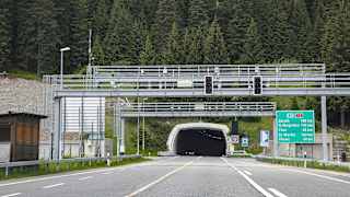 Einfahrt in den San Bernardino Tunnel in der Schweiz