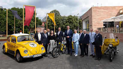 Die Vorstände beider Regionalclubs mit Ministerpräsident Alexander Schweitzer (Mitte).