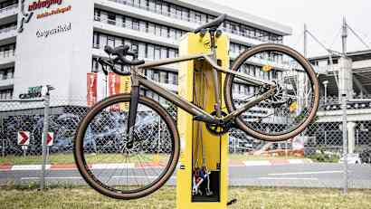 Ein Fahrrad an der Radservice-Station an Nürburgring.