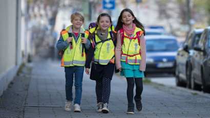 Kinder auf dem Gehweg
