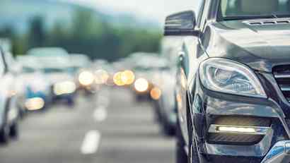 Autos stehen auf der Autobahn im Stau