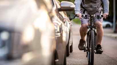 Sehr wenig Abstand zwischen Radfahrer und Autos