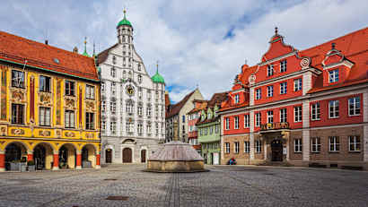 Memmingen ist mit seinen Fachwerkhäusern und dem Rathaus aus der Renaissance ein echtes Juwel im Allgäu.