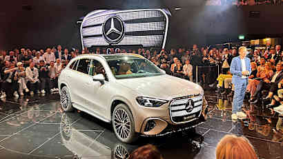 Front und Seitenansicht eines stehenden Mercedes GLC auf der IAA 2025